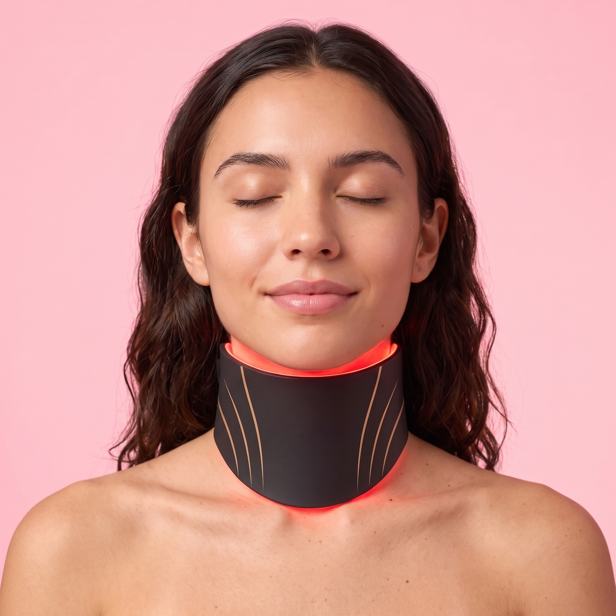 naema glow pieza de cuello en uso, con la luz roja encendida